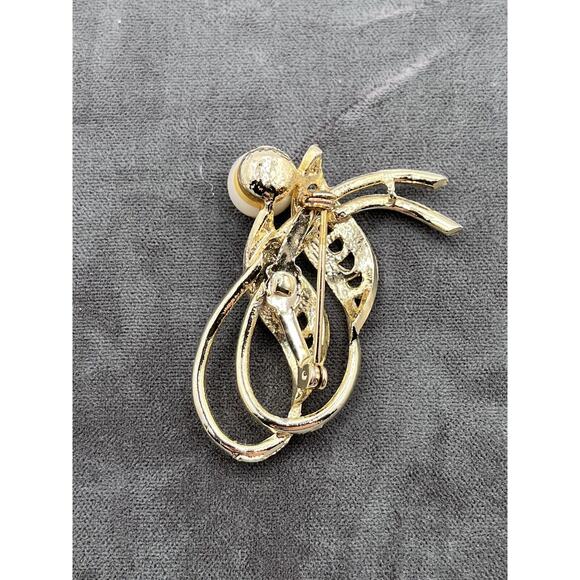 Gold Tone Brooch Pin Double Leaf Ribbon Single Faux Pearl - Picture 3 of 4